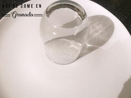 Cúpula de mousse de chocolate con cobertura espejo marmolada Cúpula de mousse de chocolate con cobertura espejo marmolada