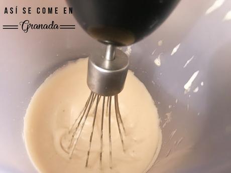 Cúpula de mousse de chocolate con cobertura espejo marmolada Cúpula de mousse de chocolate con cobertura espejo marmolada