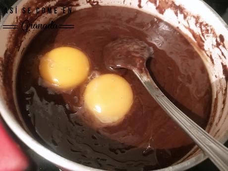 Cúpula de mousse de chocolate con cobertura espejo marmolada Cúpula de mousse de chocolate con cobertura espejo marmolada