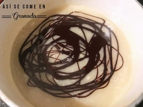 Cúpula de mousse de chocolate con cobertura espejo marmolada