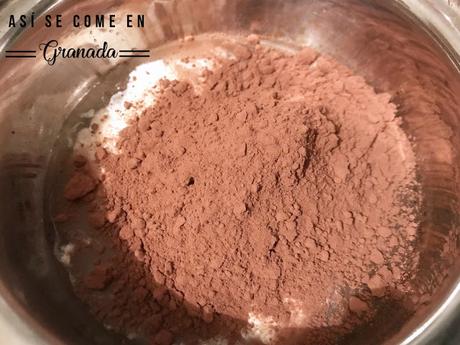 Cúpula de mousse de chocolate con cobertura espejo marmolada