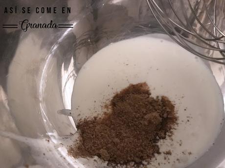 Cúpula de mousse de chocolate con cobertura espejo marmolada Cúpula de mousse de chocolate con cobertura espejo marmolada