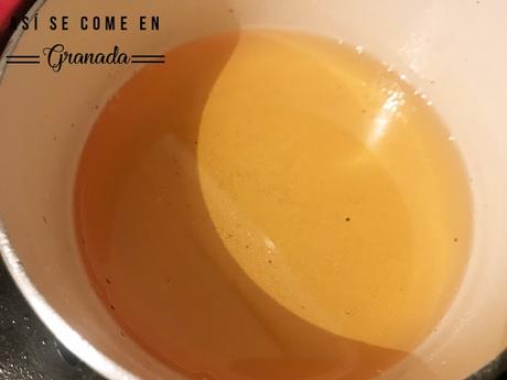 Cúpula de mousse de chocolate con cobertura espejo marmolada Cúpula de mousse de chocolate con cobertura espejo marmolada