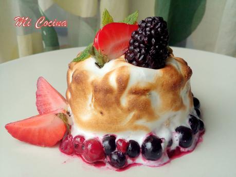 PASTEL TRES LECHES CON MERENGUE Y FRUTOS ROJOS