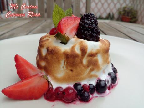 PASTEL TRES LECHES CON MERENGUE Y FRUTOS ROJOS