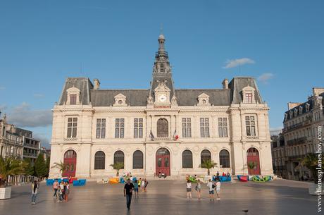 Poitiers plaza ayuntamiento que ver viaje turismo diario