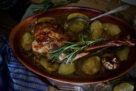 Cómo hacer una sencilla pierna de cordero al horno #sicorrenadaovuelaalacazuelaTS {trucos para que no se rompa la cazuela de barro}