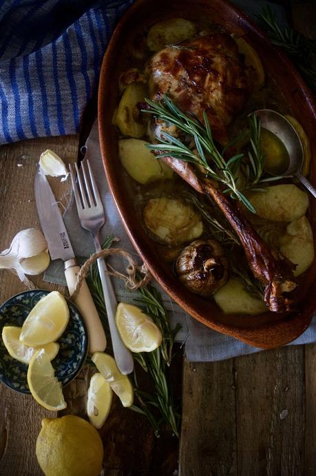 Cómo hacer una sencilla pierna de cordero al horno #sicorrenadaovuelaalacazuelaTS {trucos para que no se rompa la cazuela de barro}