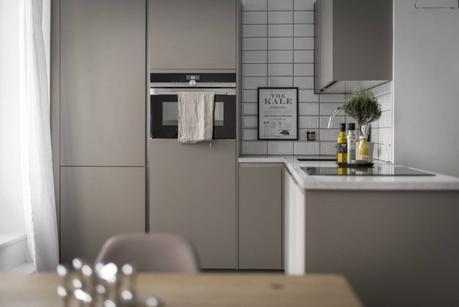 Pequeña cocina abierta de color topo