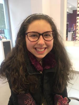 Alejandra se pone gafas graduadas, 