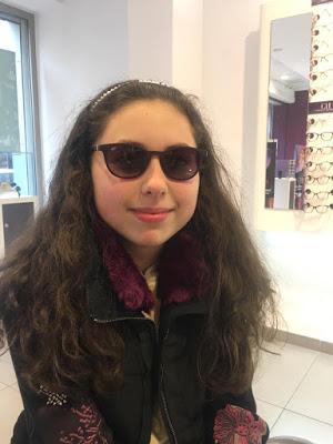 Alejandra se pone gafas graduadas, 