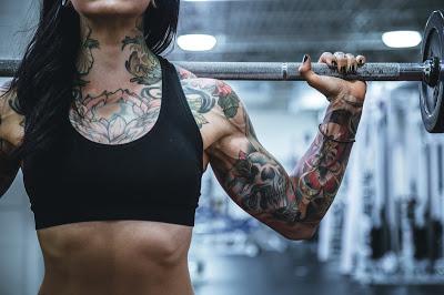 Mujer levantando peso en el gym