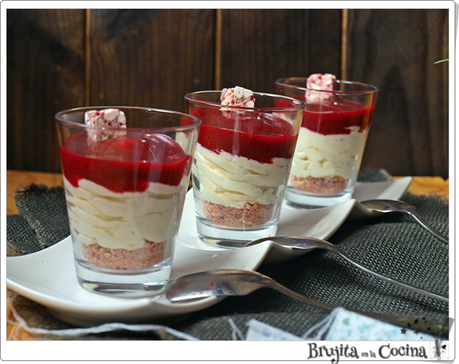 Vasitos de chocolate blanco y frambuesa Vasitos de chocolate blanco y frambuesa