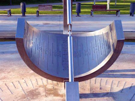 Noria y reloj solar en la “EXPO 2008” de Zaragoza Noria y reloj solar en la “EXPO 2008” de Zaragoza