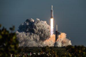 Primer lanzamiento comercial de Falcon Heavy de SpaceX