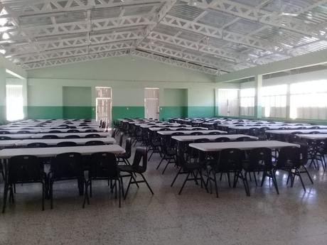 Minerd suple de sillas y mesas comedores de dos escuelas en Cabral.
