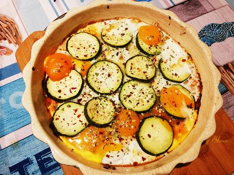 Cazuela con salsa de tomates asados, calabacín y patata