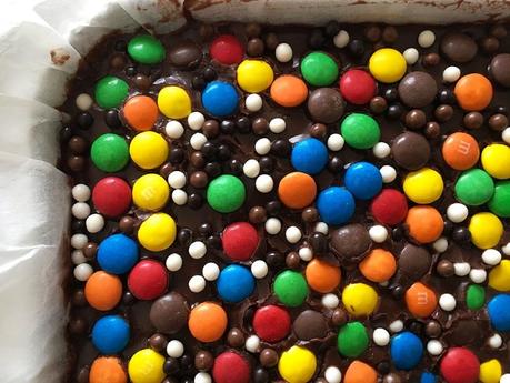 Chocolate sheet cake con m&m’s (la mejor receta de postre para llevar a una fiesta)