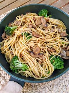 Pasta de maíz con salsa cremosa y verdura Pasta de maíz con salsa cremosa y verdura