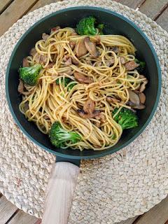 Pasta de maíz con salsa cremosa y verdura Pasta de maíz con salsa cremosa y verdura
