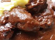 Carrilladas ibericas estofadas toque chocolate cremoso puré patatas gratinado