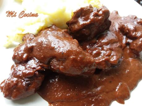 CARRILLADAS IBERICAS ESTOFADAS CON UN TOQUE DE CHOCOLATE Y CREMOSO DE PURÉ DE PATATAS GRATINADO CARRILLADAS IBERICAS ESTOFADAS CON UN TOQUE DE CHOCOLATE Y CREMOSO DE PURÉ DE PATATAS GRATINADO