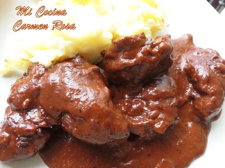 CARRILLADAS IBERICAS ESTOFADAS CON UN TOQUE DE CHOCOLATE Y CREMOSO DE PURÉ DE PATATAS GRATINADO CARRILLADAS IBERICAS ESTOFADAS CON UN TOQUE DE CHOCOLATE Y CREMOSO DE PURÉ DE PATATAS GRATINADO
