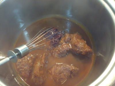 CARRILLADAS IBERICAS ESTOFADAS CON UN TOQUE DE CHOCOLATE Y CREMOSO DE PURÉ DE PATATAS GRATINADO CARRILLADAS IBERICAS ESTOFADAS CON UN TOQUE DE CHOCOLATE Y CREMOSO DE PURÉ DE PATATAS GRATINADO