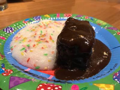 CARRILLADAS IBERICAS ESTOFADAS CON UN TOQUE DE CHOCOLATE Y CREMOSO DE PURÉ DE PATATAS GRATINADO CARRILLADAS IBERICAS ESTOFADAS CON UN TOQUE DE CHOCOLATE Y CREMOSO DE PURÉ DE PATATAS GRATINADO