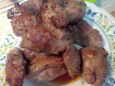 CARRILLADAS IBERICAS ESTOFADAS CON UN TOQUE DE CHOCOLATE Y CREMOSO DE PURÉ DE PATATAS GRATINADO CARRILLADAS IBERICAS ESTOFADAS CON UN TOQUE DE CHOCOLATE Y CREMOSO DE PURÉ DE PATATAS GRATINADO