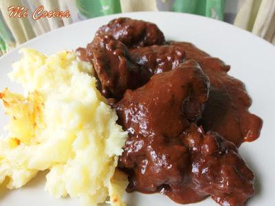CARRILLADAS IBERICAS ESTOFADAS CON UN TOQUE DE CHOCOLATE Y CREMOSO DE PURÉ DE PATATAS GRATINADO CARRILLADAS IBERICAS ESTOFADAS CON UN TOQUE DE CHOCOLATE Y CREMOSO DE PURÉ DE PATATAS GRATINADO