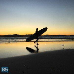 surfing-sunset-byron-bay-australia-east-coast-backpacker-1-of-1-300x300 ▷ 20 cosas que debes saber antes de mochila Australia