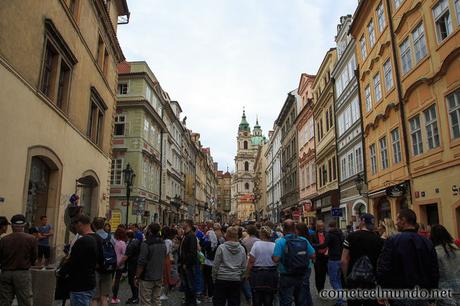 15 consejos PRÁCTICOS para viajar a Praga aglomeracion-de-turistas-en-praga 15 consejos PRÁCTICOS para viajar a Praga