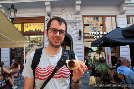 15 consejos PRÁCTICOS para viajar a Praga comiendo-un-trdelnik-con-chocolate 15 consejos PRÁCTICOS para viajar a Praga