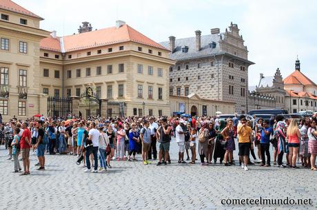 15 consejos PRÁCTICOS para viajar a Praga largas-colas-en-praga 15 consejos PRÁCTICOS para viajar a Praga