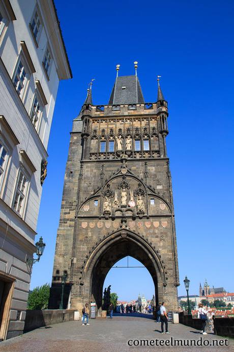 15 consejos PRÁCTICOS para viajar a Praga torre-medieval-en-el-puente-de-carlos 15 consejos PRÁCTICOS para viajar a Praga