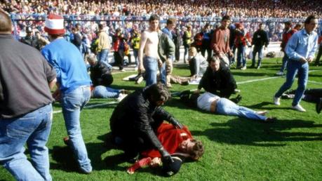 A 30 años de la tragedia de Hillsborough: qué cambió en el fútbol inglés y por qué aún se busca justicia Otras postales del horror (AP)