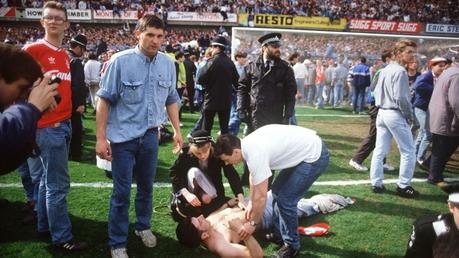 A 30 años de la tragedia de Hillsborough: qué cambió en el fútbol inglés y por qué aún se busca justicia Los rescatistas ayudan a los fanáticos del fútbol en el estadio Hillsborough, en Sheffield, el 15 de abril de 1989, cuando 96 simpatizantes del Liverpool Football Club murieron aplastados y cientos resultaron heridos luego de que se derrumbaran las barandillas de apoyo durante una semifinal de la FA Cup entre Liverpool y Nottingham Forest