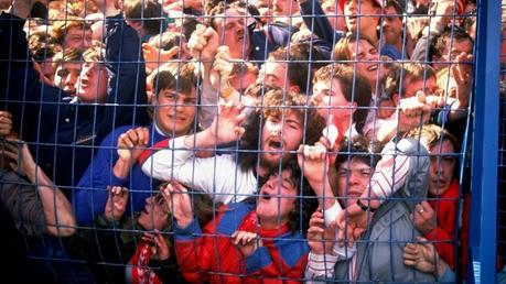A 30 años de la tragedia de Hillsborough: qué cambió en el fútbol inglés y por qué aún se busca justicia Una imagen contundente del colapso en la tribuna de los hinchas del Liverpool en la semifinal de la FA Cup