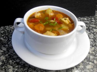 Sopa de col con pollo y hortalizas