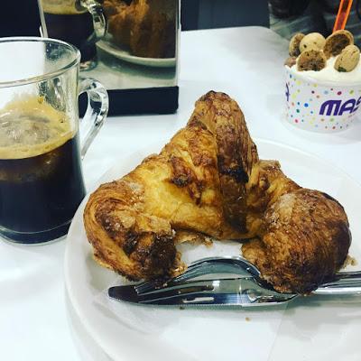 Merienda, helado, croissant, café solo con hielo, La Masiá San Vicente del Raspeig, 