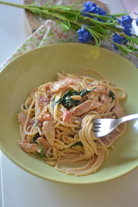 Espaguetis cremosos con pollo asado, bacon, espinacas y piñones