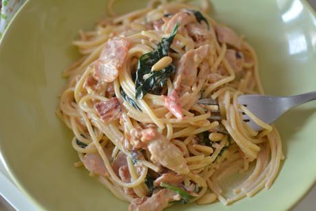 Espaguetis cremosos con pollo asado, bacon, espinacas y piñones