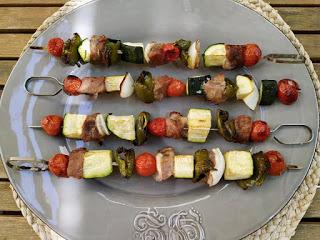 Pinchitos de solomillo y verduras al horno