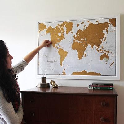 Mapa donde puedes marcar los lugares donde ya has viajado. Foto de mapa mundial. Una idea de regalo para planear sus próximos viajes juntos.