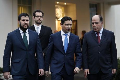 ASESORES DE TRUMP SE REÚNEN EN WASHINGTON PARA EVALUAR ATAQUE MILITAR