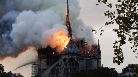 Señal en directo 🔴 Arde la catedral de Notre Dame, el monumento más visitado de Europa