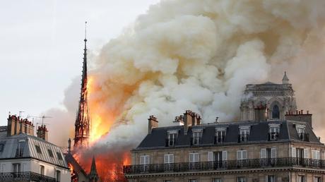 Incendio arropa emblemática catedral Notre Dame, en París, Francia.