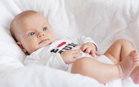 Bebé que duerme de día y se despierta de noche