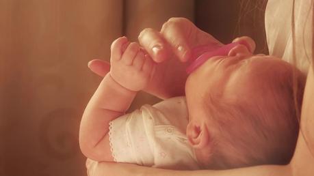 Bebé que duerme de día y se despierta de noche
